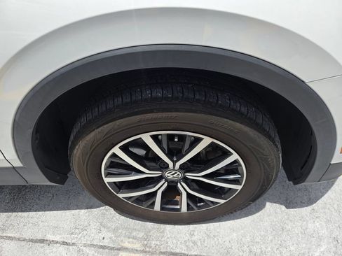 Certified 2021 Volkswagen Tiguan SE w/ Panoramic Sunroof Package FWD image 5