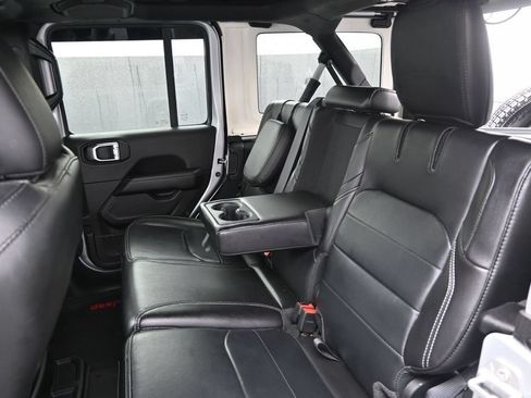 Used 2022 Jeep Wrangler Unlimited Sahara AWD/4WD image 15
