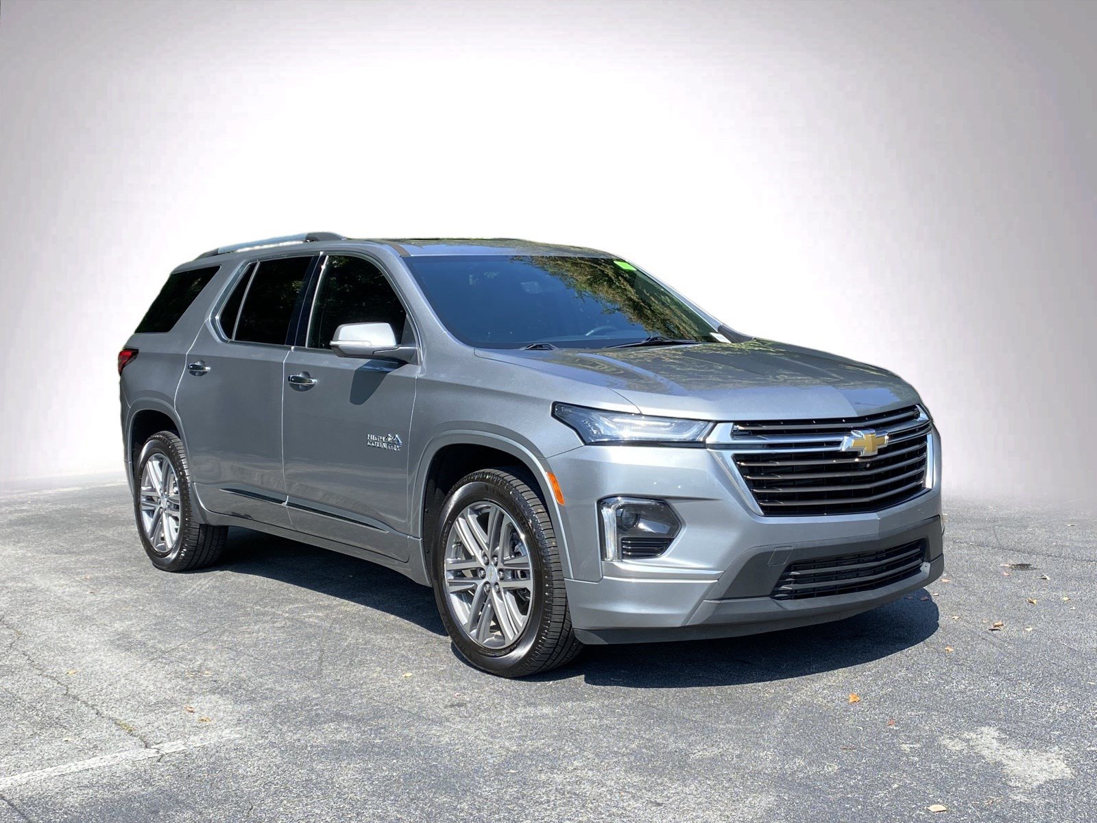 Used 2023 Chevrolet Traverse High Country FWD image 2