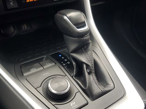 Used 2023 Toyota RAV4 XLE Premium image 31