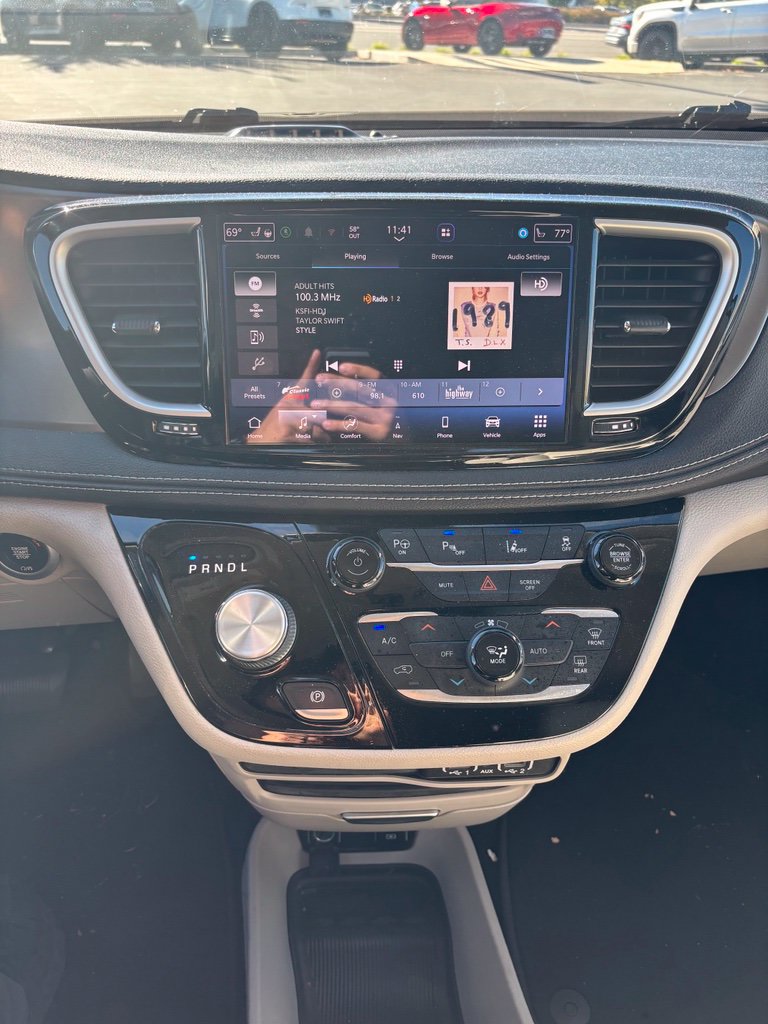 Used 2021 Chrysler Pacifica Touring-L FWD image 8