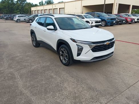 Used 2025 Chevrolet Trax LT w/ LT Convenience Package FWD image 6