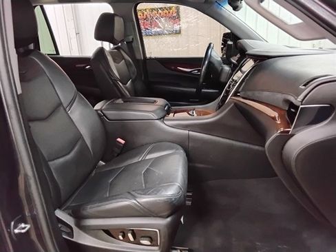 Used 2015 Cadillac Escalade Luxury image 16