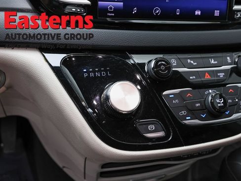 Used 2023 Chrysler Pacifica Touring-L FWD image 13