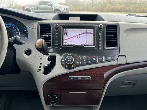 Used 2011 Toyota Sienna XLE image 24