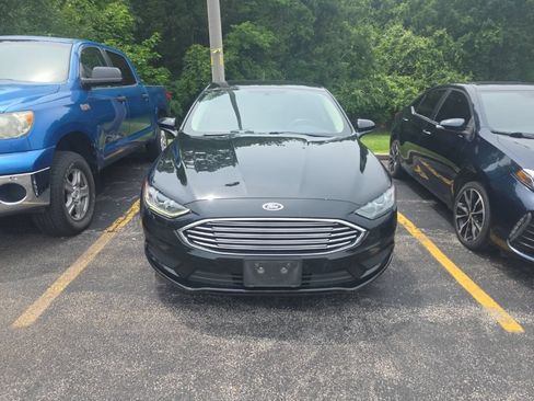 Used 2017 Ford Fusion SE w/ Fusion SE Technology Package FWD image 2