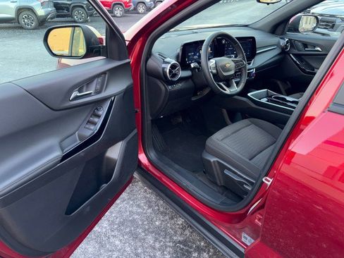 Used 2025 Chevrolet Equinox LT w/ Safety and Technology Package image 13