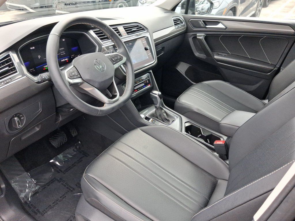 Certified 2023 Volkswagen Tiguan SE w/ Panoramic Sunroof Package FWD image 19