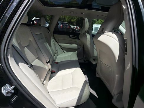 Used 2019 Volvo XC60 T5 Momentum w/ Premium Package FWD image 22