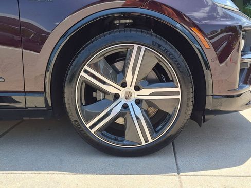 Certified 2025 Porsche Macan Turbo Electric AWD/4WD image 28