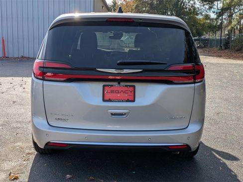 New 2026 Chrysler Pacifica Limited image 4