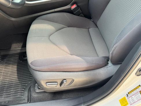 Used 2022 Toyota Highlander LE AWD/4WD image 23