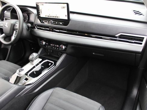 Used 2025 Mitsubishi Outlander SE image 29