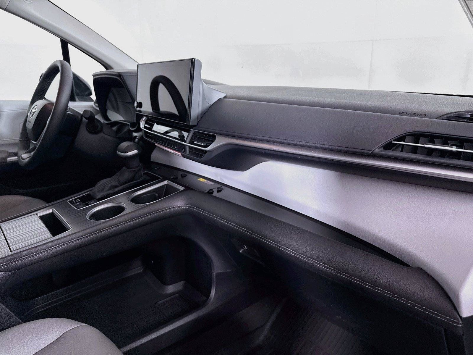 Certified 2026 Toyota Sienna XLE FWD image 43