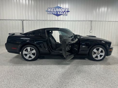 Used 2006 Ford Mustang GT image 2