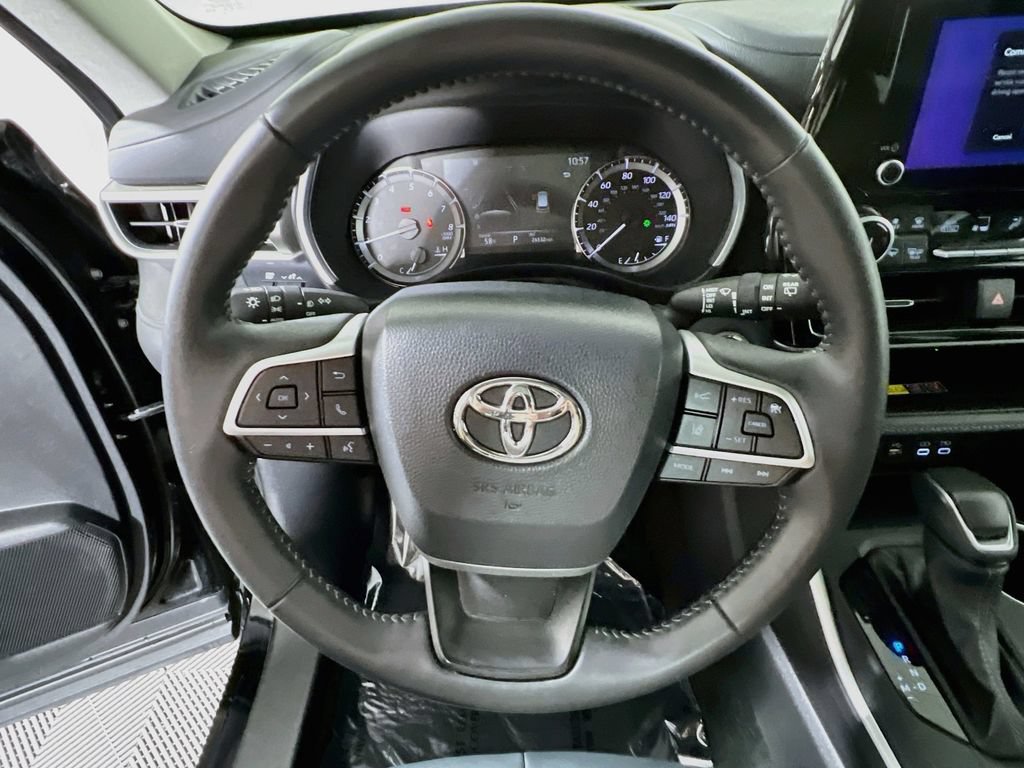 Used 2025 Toyota Highlander XLE AWD/4WD image 10
