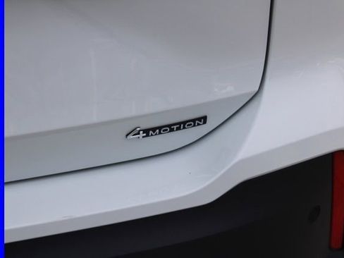 Used 2025 Volkswagen Tiguan SE image 8