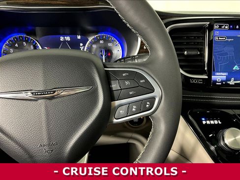Used 2023 Chrysler Pacifica Limited FWD image 12