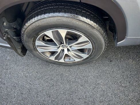 Used 2020 Toyota Highlander XLE image 23