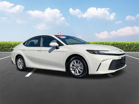 Used 2025 Toyota Camry LE FWD image 2