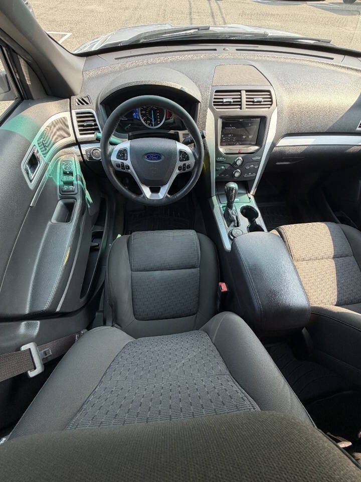Used 2014 Ford Explorer XLT w/ Equipment Group 201A AWD/4WD image 28