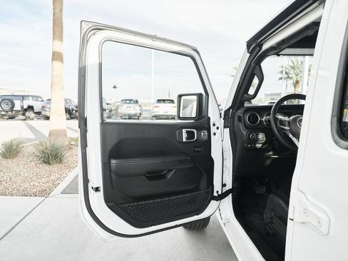 Used 2023 Jeep Wrangler Unlimited Sahara image 19