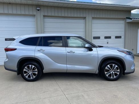 Used 2023 Toyota Highlander XLE AWD/4WD image 8