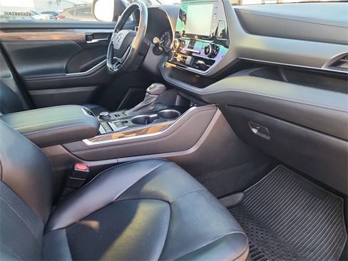 Used 2022 Toyota Highlander Limited image 17