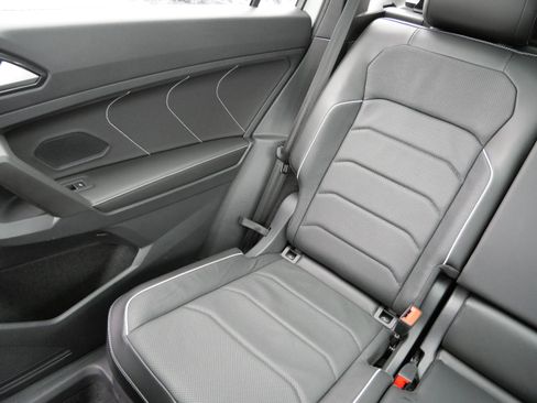 Certified 2022 Volkswagen Tiguan SEL R-Line AWD/4WD image 12