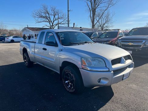 Used 2007 Mitsubishi Raider LS RWD image 3