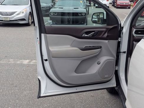 Used 2018 GMC Acadia SLT image 20