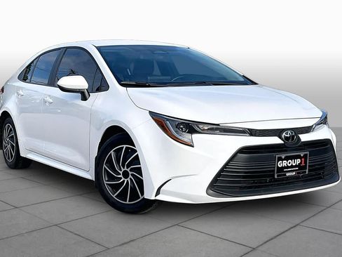 Used 2025 Toyota Corolla LE FWD image 3