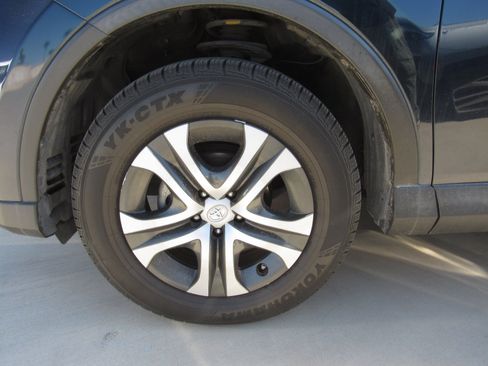 Used 2018 Toyota RAV4 LE FWD image 5