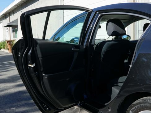 Used 2012 MAZDA MAZDA3 i Touring FWD image 23
