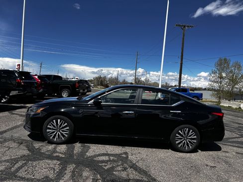 Used 2025 Nissan Altima 2.5 SV FWD image 2