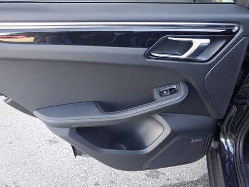 Used 2025 Porsche Macan image 22