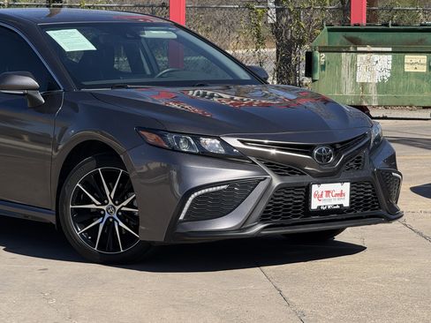 Used 2022 Toyota Camry SE image 2