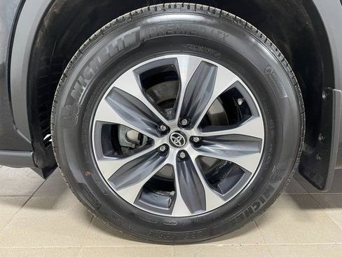 Used 2024 Toyota Highlander XLE AWD/4WD image 7