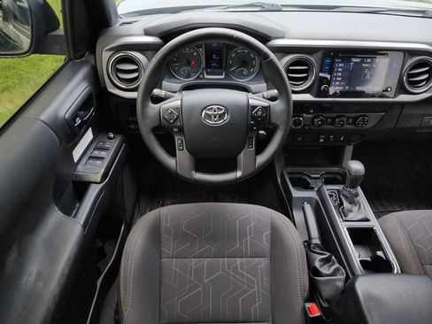 Used 2018 Toyota Tacoma TRD Off-Road AWD/4WD image 19