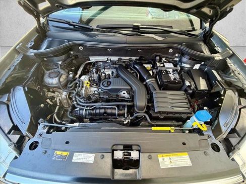 Used 2024 Volkswagen Taos SE w/ Panoramic Sunroof Package AWD/4WD image 18