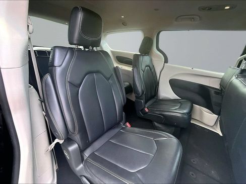 Used 2023 Chrysler Pacifica Touring-L FWD image 27