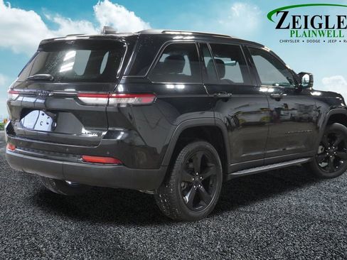 Used 2024 Jeep Grand Cherokee Limited w/ Luxury Tech Group II image 3