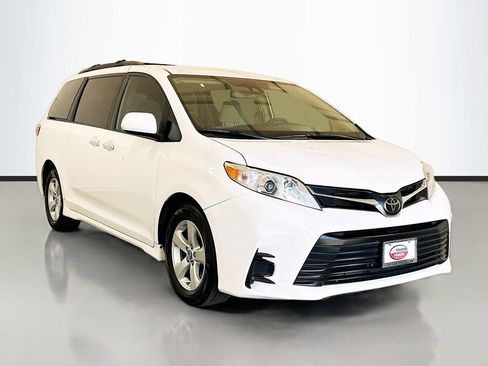 Used 2020 Toyota Sienna LE w/ LE Preferred Package image 3