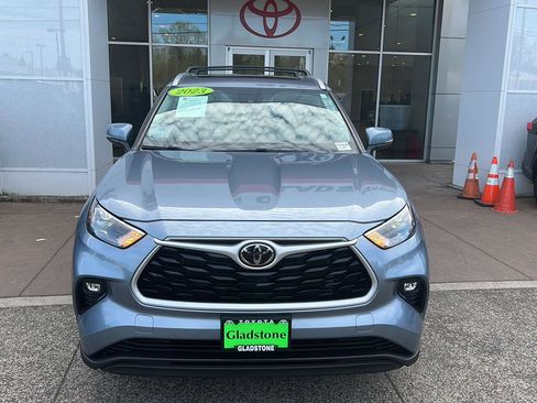 Used 2023 Toyota Highlander XLE image 3