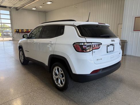 Used 2024 Jeep Compass Latitude AWD/4WD image 3
