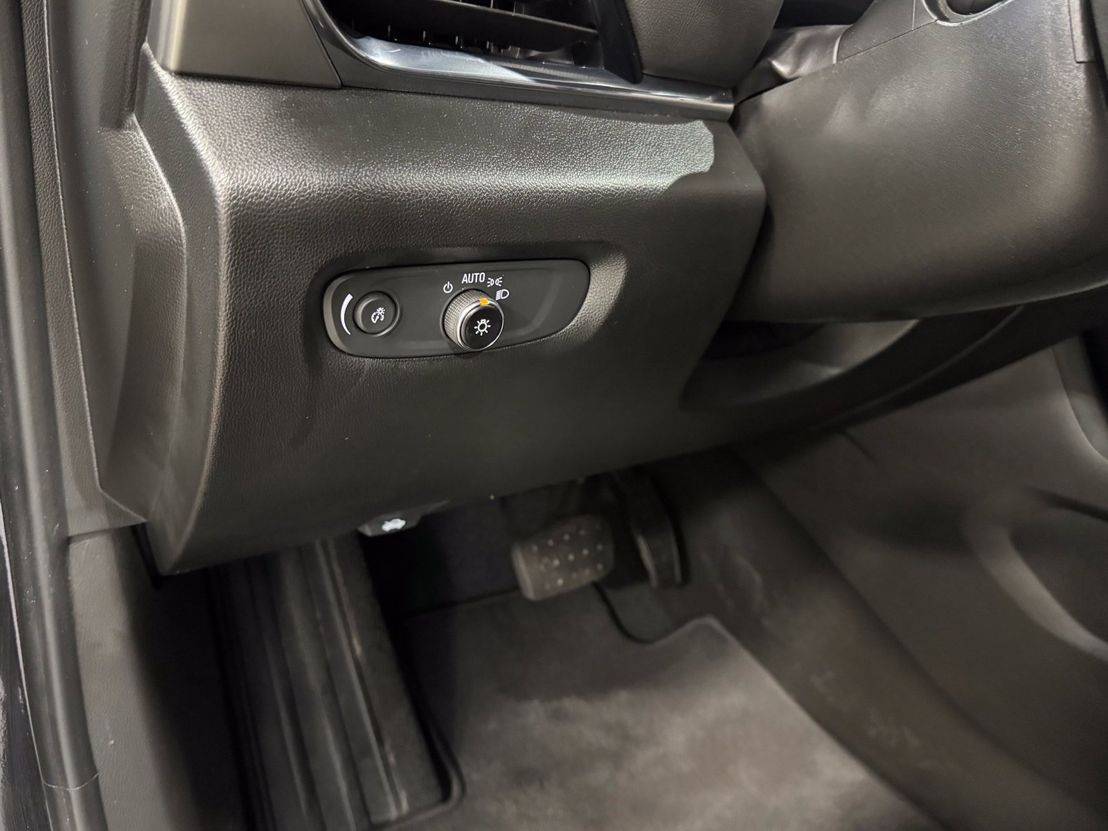 Used 2023 Chevrolet Traverse LT FWD image 19