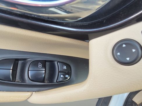 Used 2018 Nissan Rogue SV image 30