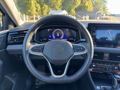 Used 2025 Volkswagen Jetta SE image 29