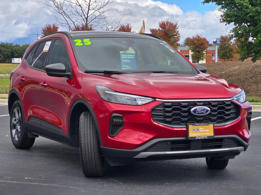 Certified 2025 Ford Escape ST-Line w/ Tech Pack #1 AWD/4WD image 3