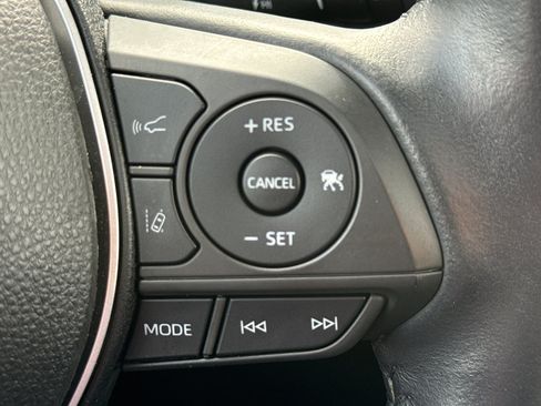 Used 2022 Toyota Corolla Cross LE image 18